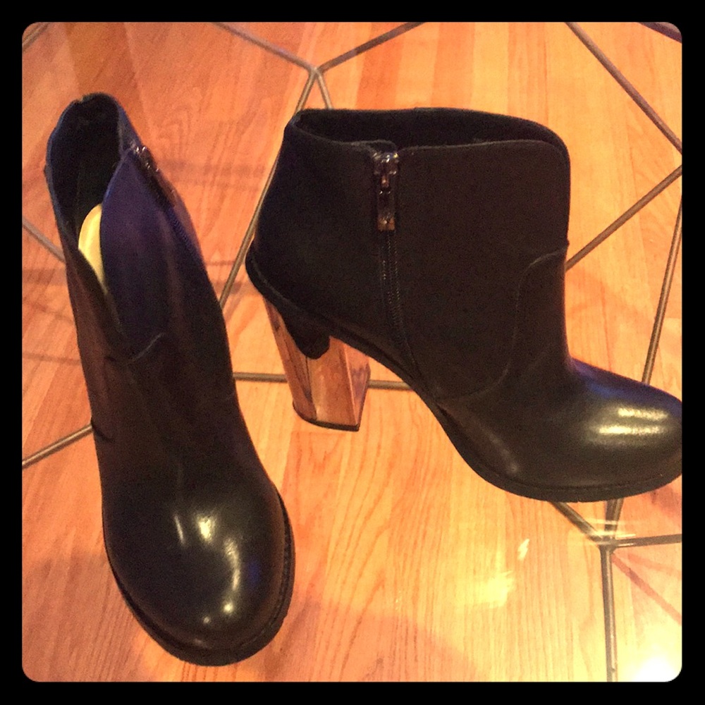 Kristin Cavalari Black leather heel booties